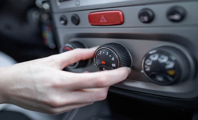 Autóablakok páramentesítése: Tippek a tisztább és biztonságosabb vezetésért